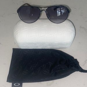 These glasses are Oakley-tiebreakers